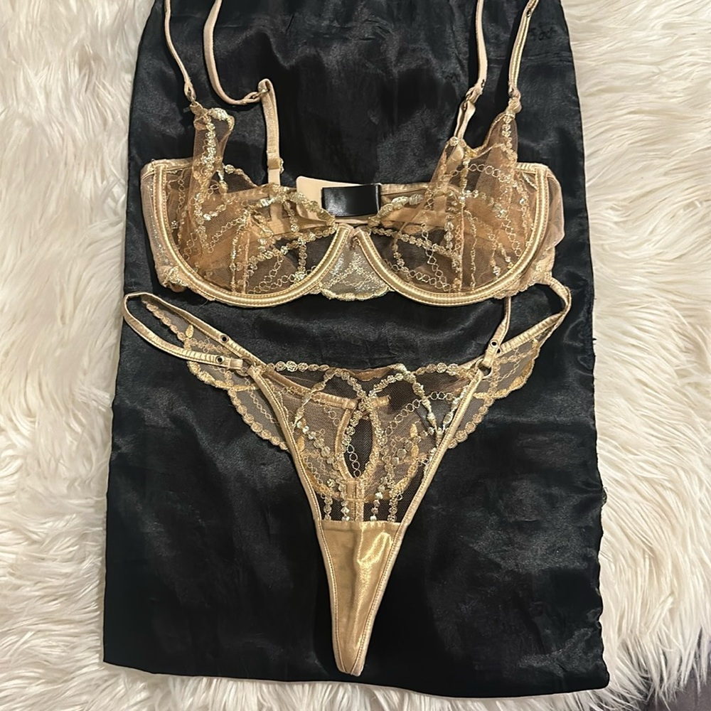 Goldy set- 32DD/ Size Small